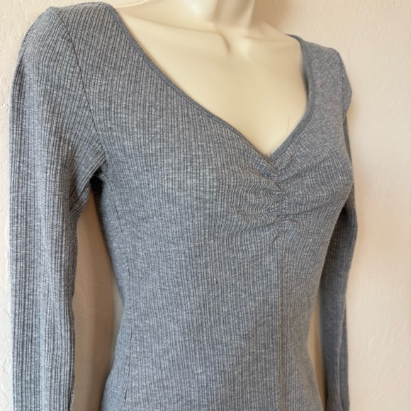Old Navy Gray Ribbed Long Sleeve Top - Picture 2 of 6